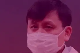 张文宏回应高收入传闻：感谢网友给我加了工资，真拿这么多钱我笑都笑死了视频封面