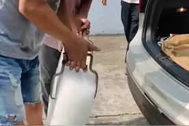 快乐的纺织生活《四》！车间温度28!全厂工人都担心老板不要中暑，不然谁给我们发雪糕？谁给我们发西瓜？谁给我们运冰块？这种全国罕见的好老板得大力推广😁😁😁！#纺织行业 #工厂实拍视频 #生产车间 #高温下的劳动者 #纺织 