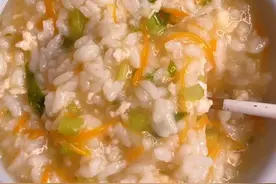 白粥营养密度太低，那就给它加点料吧！咸鲜适口的胡萝卜鸡肉粥，调理脾胃易消化#宝宝辅食