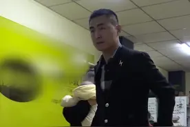 孩子不停哭，母亲公众场所哺乳被驱赶，希望大家能多些包容。 #正能量视频封面