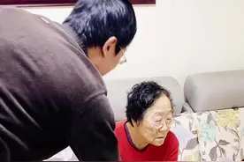 这谁的家，我在这吃好吗？#阿尔兹海默症妈妈 #老小孩 #百善孝为先 #吃饭#陪伴是最大的幸福 @尹虹 @尹媛媛 @抖音短视频视频封面