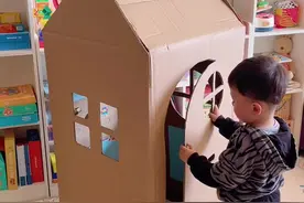 用纸箱给宝宝做个小房子，简单好玩，一看就会#废物利用 #在家早教