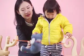 提升观察能力的早教游戏，玩具熊荡秋千~#亲子早教 #育儿视频封面