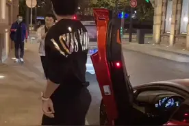 千万级美食博主@MR-白冰 开着他的兰博基尼来外滩做节目，女粉丝主动上前握手打招呼，男粉丝更是为了能与他打招呼，开着小牛追了两条街，白冰也是实力宠粉，签名，合影都一一满足，他的火不是偶然的而是必然的！#街拍豪车 #路人视角 #抖音汽车 @演员吉星