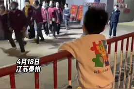超有爱！弟弟接哥哥放学，每次都会大声叫哥哥，慢慢地收获“一个连”的哥哥。视频封面
