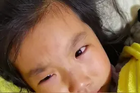 又心疼又好笑！朋友借一块钱一年不还，小女孩被窝里委屈大哭#朋友视频封面