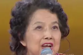 这歌声太催泪了！原唱叶佩英再现《我爱你中国》，老艺术家用满腔真情表白祖国母亲！#央视中秋晚会 #秋晚名场面视频封面