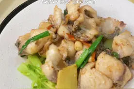 鱼片的做法有很多，你喜欢嫩滑的还是爽脆的呢？#跟着抖音学做菜 #炒鱼片 #鱼片 