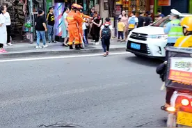 通江这家店很有灵感，一条大蛇🐍🐍钻进店里去了，惊动了消防员！视频封面