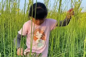 兄妹二人暑期下田干农活，网友：仿佛看到自己小时候 #乡村生活 #童年回忆 视频封面