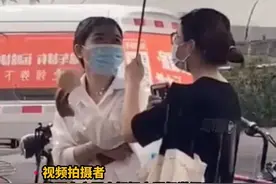 排队接种时突降暴雨#小姐姐给前面不相识的路人撑伞 #广东dou知道视频封面