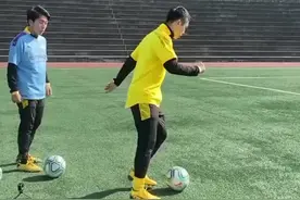#足球 踢足球也讲究男女搭配视频封面
