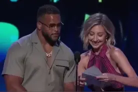 ESPYS颁奖典礼，#谷爱凌获年度最佳突破运动员奖,用中文在现场致谢