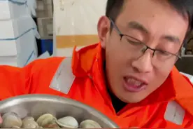 煮蛤蜊很简单，不要加盐，凉水下锅泡沫开始顶锅盖蛤蜊开口就熟，有不开口的单独再煮一次#海鲜原产地 #源头好生鲜 #海鲜