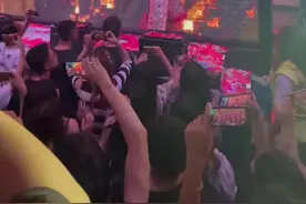 等了一晚上，终于等到了全场一起蹦#傣迪 ，气氛超好，大家都好会跳！#西双版纳 #网红打卡 #快乐五一去哪嗨视频封面