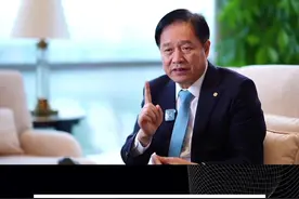 协鑫董事长朱共山：1 光伏企业跨越周期主要靠科技驱动 2 协鑫今年回归A股目标坚定 3 颗粒硅将进一步降低上游成本，碳税友好；市场逐渐接受、开始规模化量产 4 移动电池在物流行业应用今年将大规模铺开 5 储能新材料在8、9月份发布，将大幅降低成本 6 坚定不移钙钛矿 7 生态圈协作将进一步拓展 8 海外市场布局加强 我还蛮喜欢协鑫的 毕竟这是跨越了周期从一度困境中再次辉煌的企业 @协鑫集团视频封面