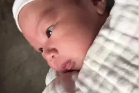 哈哈哈给娃儿把尿原来还要口技好才能把到，哈哈哈哈