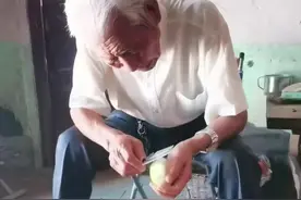 9月2日，河南商丘。姥爷一辈子爱干净穿戴整齐，家里垃圾不落地老屋收拾一尘不染。网友：精致的生活不分贫穷富贵！视频封面