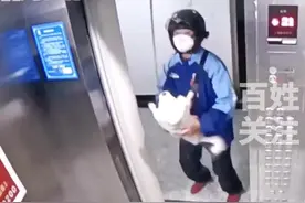 小狗独自进电梯后，狗绳被卡瞬间吊起！外卖员及时发现后救狗一命！视频封面