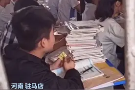 防止自己再犯困，中学生用夹子夹手提神。你也有过这么拼的时候吗？视频封面