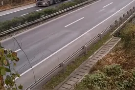 小孩儿高速天桥上十几分钟的等待，只为喊几声爸爸，爸爸只能用喇叭回应，看着车尾慢慢远去的小眼神，让人心疼…视频封面