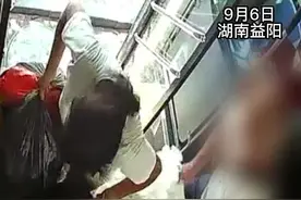 9月6日，湖南益阳。大妈携带两包泡泡杆乘坐公交，疑因车票问题发生争执，一男子起身将大妈赶下车。#社会百态（来源：@高总无忧）视频封面
