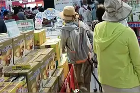 北京一市民刚花7000元囤货，就接到免费蔬菜包。视频封面