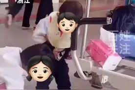 网友在医院拍到这样一幕：小女孩喂躺在病床上的妈妈吃饭，一旁还有幼小的弟弟……视频封面