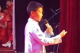 还记得那个在课堂上唱《游山恋》的男孩吗？这次他走上舞台，唱了一首《伯虎说》。还是一如既往地稳#新闻夜班20岁了视频封面