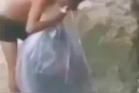 为了过湍急河流，把老婆装入塑料袋过河，莫大的信任！视频封面