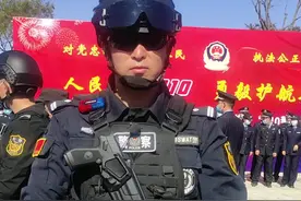 看警察小哥哥帅气拆合手枪！#中国警察节 