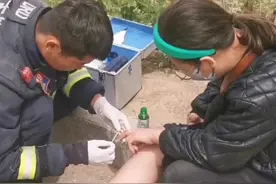 女子骑电动车躲避出租车，摔倒在消防队门口，正巧消防员出警归来… #暖心救助 #为蓝朋友点赞 #做你的平安守护者 @内蒙古巴彦淖尔消防视频封面