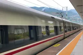 郑渝高铁重庆奉节站，G1478次出站。#交通强国铁路先行 #郑渝高铁视频封面