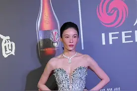 #张蓝心 蓝色流星纱裙造型 甩裙摆太霸气了视频封面