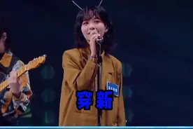 唱歌进错拍后的神级救场！#王嘉尔 #魏大勋 #房东的猫视频封面