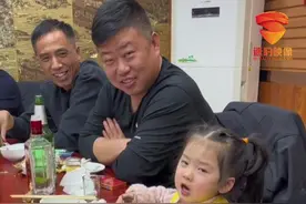 小女孩想喝饮料被妈妈制止，说着强硬的话但却一口不敢喝。#妈妈带娃 #萌娃 #萌娃日常 @抖音短视频 来源：@勇敢叶莎💕视频封面