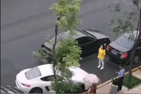 白色车辆被黑车阻挡，女乘客暴走怒踹黑车