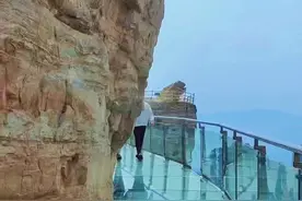 白石山风景区玻璃栈道开放啦！快来登上山顶看美景#我在白石山等你#白石山玻璃栈道 #旅行推荐官视频封面