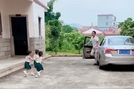 知道今天爸爸出差要回来了，三胞胎闺女早早就在路口等候，当看到爸爸车的时候，宝宝们的反应让人既感动又温暖❤️视频封面