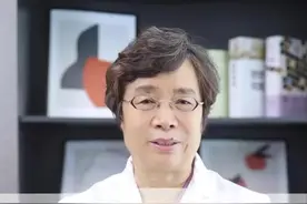 #涨知识 #医疗科普 脚上长了这样的疙瘩，不要不当回事可能是病毒引起的跖疣，小心越长越多#健康