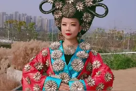 #纯手工制作头饰 #喜欢的点个赞 这件大戏服做了我二十多天今天终于完成！戏服是用蛇皮袋做的，道具是用瓜子壳做的，做一件大戏服真的太不容易了，希望大家能喜欢！不喜勿喷！@抖音短视频@DOU+上热门@卫姐自创意头饰搞笑古装 @心愿心77 视频封面