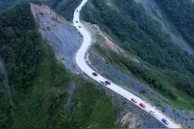 这是一条神奇的天路,平均海拔超过1800米,垂直落差达600多米,公路建在山脊顶端,这样的山路,你敢来挑战吗?#重庆 #旅行大玩家 #旅行 #最美公路风景 #抖音看世界 视频封面