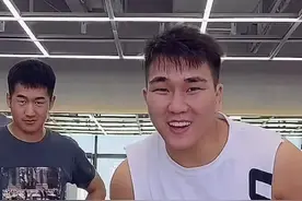 有粉丝心心念念的过肩摔教学来了，搭档好像因为上次的视频起了报复之心……#抖音小助手