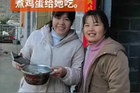 痛的过程打了救护车，还没等救护车和二姑姐来到，我们就给她接生了，真的是超快顺产。说是接生也只能给她打气揉揉腿，告诉她呼吸……我自己生了两个小孩，也是头回见到在家生产的，还好有惊无险，我自己都是害怕的发抖，生完宝宝两个嫂子煮了鸡蛋给她吃。每个妈妈都很伟大，辛苦弟妹了，给我们家添丁了。视频封面