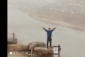 佳县白云山，位于陕西省榆林市佳县城南5公里处的黄河之滨视频封面