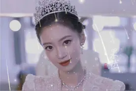 00后儿子陪40岁妈妈再拍婚纱照被误认为情侣，网友：婆婆真美！视频封面