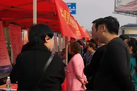 芦淞区“春风行动”专场招聘会，让农民在家门口找到工作。视频封面