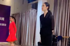 陈思媛老师哭了，点点也哭了。在追寻梦想的路上背后付出了多少的辛酸。让我们珍惜我们一起拼搏的彼此。#少儿拉丁舞视频封面