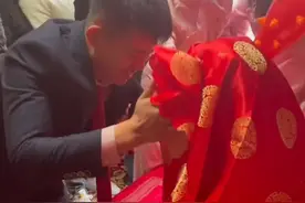 小舅子假扮新娘，被新郎深情拥吻。网友：新郎晚上掀开被子 里面全是小舅子视频封面