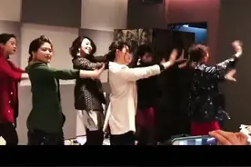 中日联姻的婚礼上，日方伴娘团这复古风的舞蹈顿时轰动了全场@抖音短视频 #悄悄拔尖新生惊艳 （未完待续）视频封面